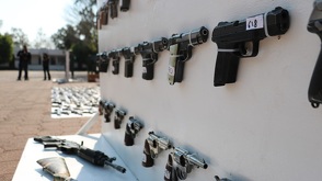 Mediante un operativo, la Fiscalía de Guanajuato detuvo a un hombre en el municipio de San Felipe por poseer armas de uso exclusivo del ejército.