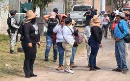 Colectivo de personas en la calle
