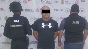 un hombre detenido custodiado por policías