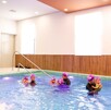 El espacio integra áreas de terapia física, hidroterapia y estimulación acuática