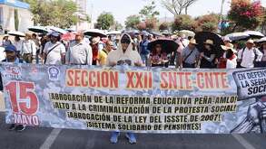 integrantes de la sección 22 de la cnte oaxaca marchando en el día del maestro