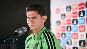 Israel Reyes hablando con los medios en la concentración de la Selección Mexicana.