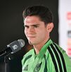 Israel Reyes hablando con los medios en la concentración de la Selección Mexicana.