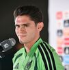 Israel Reyes hablando con los medios en la concentración de la Selección Mexicana.