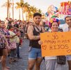 Mujer sosteniendo cartel de apoyo a la comunidad LGBT en Puerto Vallarta