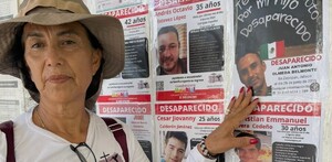 Madre buscadora de Jalisco, María Concepción Belmontes Carmona colocando fichas de búsqueda de su hijo desparecido.