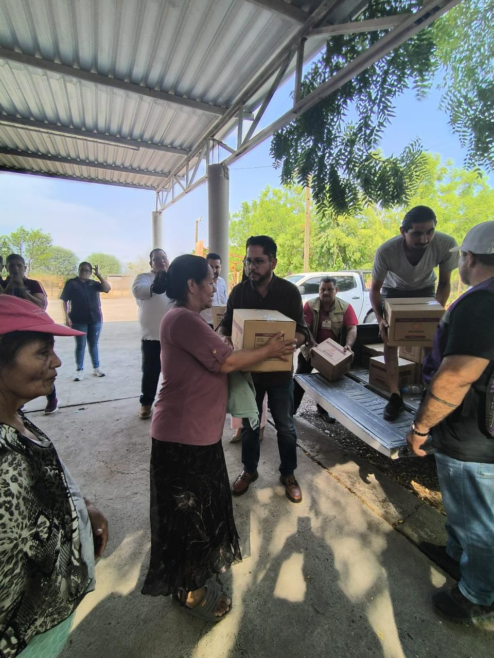 Mujer recibiendo despensa