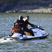 Elementos de Protección Civil y Bomberos de Jalisco a bordo de una moto acuática en un lago de Mascota