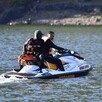 Elementos de Protección Civil y Bomberos de Jalisco a bordo de una moto acuática en un lago de Mascota