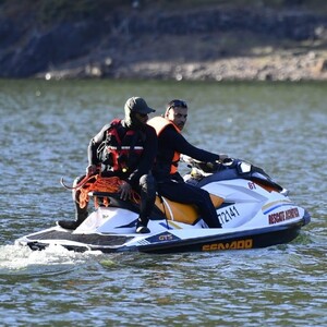Elementos de Protección Civil y Bomberos de Jalisco a bordo de una moto acuática en un lago de Mascota
