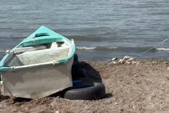 Lancha aparcada en la arena a la orilla del Lago de Chapala donde pescadores hallaron el cuerpo de un hombre