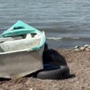 Lancha aparcada en la arena a la orilla del Lago de Chapala donde pescadores hallaron el cuerpo de un hombre