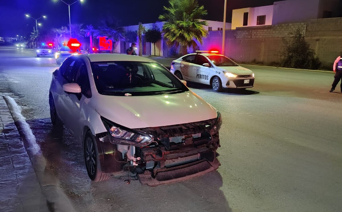 Automóvil involucrado en un accidente donde tres personas resultaron lesionadas en Residencial Viñedos de Torreón.