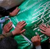 Líder militar de Hamás Izz al-Din al-Haddad siendo enterrado con la bandera de armas cubriendo su ataúd