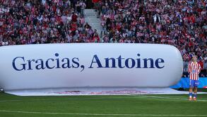 Antoine Griezmann en el medio de la cancha del estadio del Atlético de Madrid recibiendo su homenaje previo a salir del equipo en 2026.