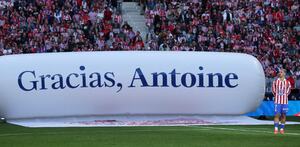 Antoine Griezmann en el medio de la cancha del estadio del Atlético de Madrid recibiendo su homenaje previo a salir del equipo en 2026.