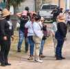 Colectivo de personas en la calle