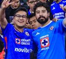 Aficionados de Cruz Azul en el Estadio Banorte.