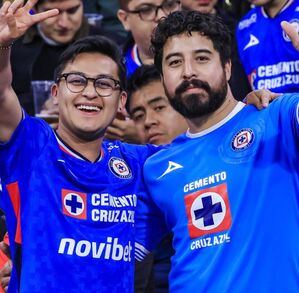 Aficionados de Cruz Azul en el Estadio Banorte.
