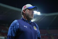 Entrenador argentino Gabriel Milito con el uniforme de las Chivas del Guadalajara en el estadio Akron