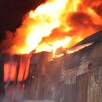 Columna de fuego y humo saliendo del interior de una fábrica de dulces en Zapopan con paredes de lámina alrededor
