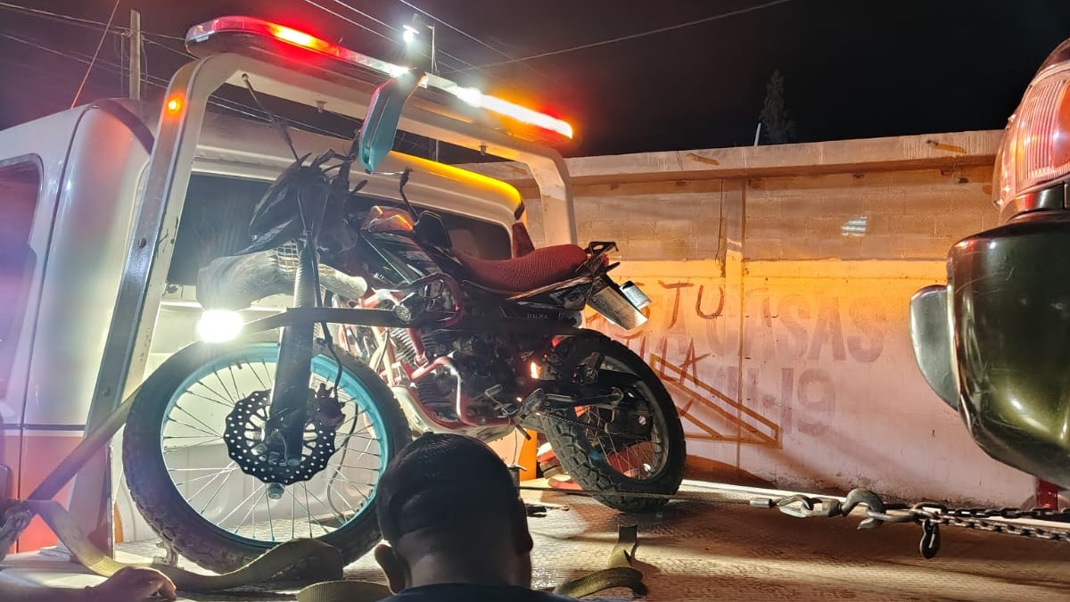 Motocicleta dañada por choque