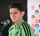 Israel Reyes hablando con los medios en la concentración de la Selección Mexicana.
