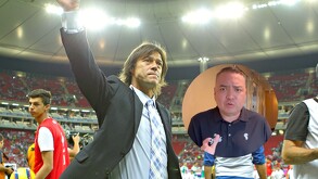 Matías Almeyda en un partido dirigiendo a Chivas.