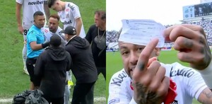 Neymar Jr enfurecido tras salir de cambio por error en la Liga de Brasil.