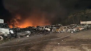Un voraz incendio consumió al menos 15 vehículos la noche de este sábado en la Pensión Juárez, situada sobre la carretera Purísima–Manuel Doblado.