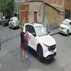 Captura de un video de seguridad que muestra a una mujer siendo llevada a una camioneta por un hombre que le apunta con un arma