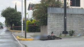 Un joven motociclista perdió la vida tras estrellarse contra un poste de CFE