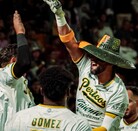 Jugadores de Pericos de Puebla festejando una victoria.