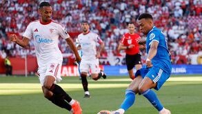 Djibril Sow haciendo la marca defensiva ante Kylian Mbappé en el partido Sevilla vs Real Madrid de la jornada 37 en LaLiga.