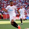 Djibril Sow haciendo la marca defensiva ante Kylian Mbappé en el partido Sevilla vs Real Madrid de la jornada 37 en LaLiga.