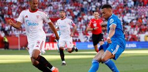 Djibril Sow haciendo la marca defensiva ante Kylian Mbappé en el partido Sevilla vs Real Madrid de la jornada 37 en LaLiga.