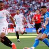 Djibril Sow haciendo la marca defensiva ante Kylian Mbappé en el partido Sevilla vs Real Madrid de la jornada 37 en LaLiga.