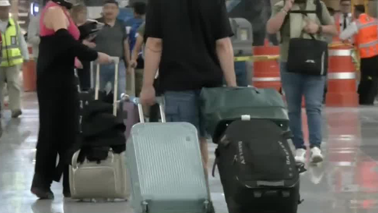 La falta de agua en la Terminal 1 del Aeropuerto Internacional de la Ciudad de México afectó a pasajeros, comercios y servicios.