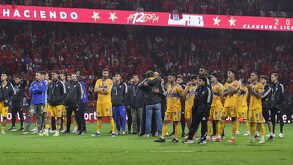 Jugadores de Tigres durante la ceremonia de premiación de la Final del Apertura 2025.