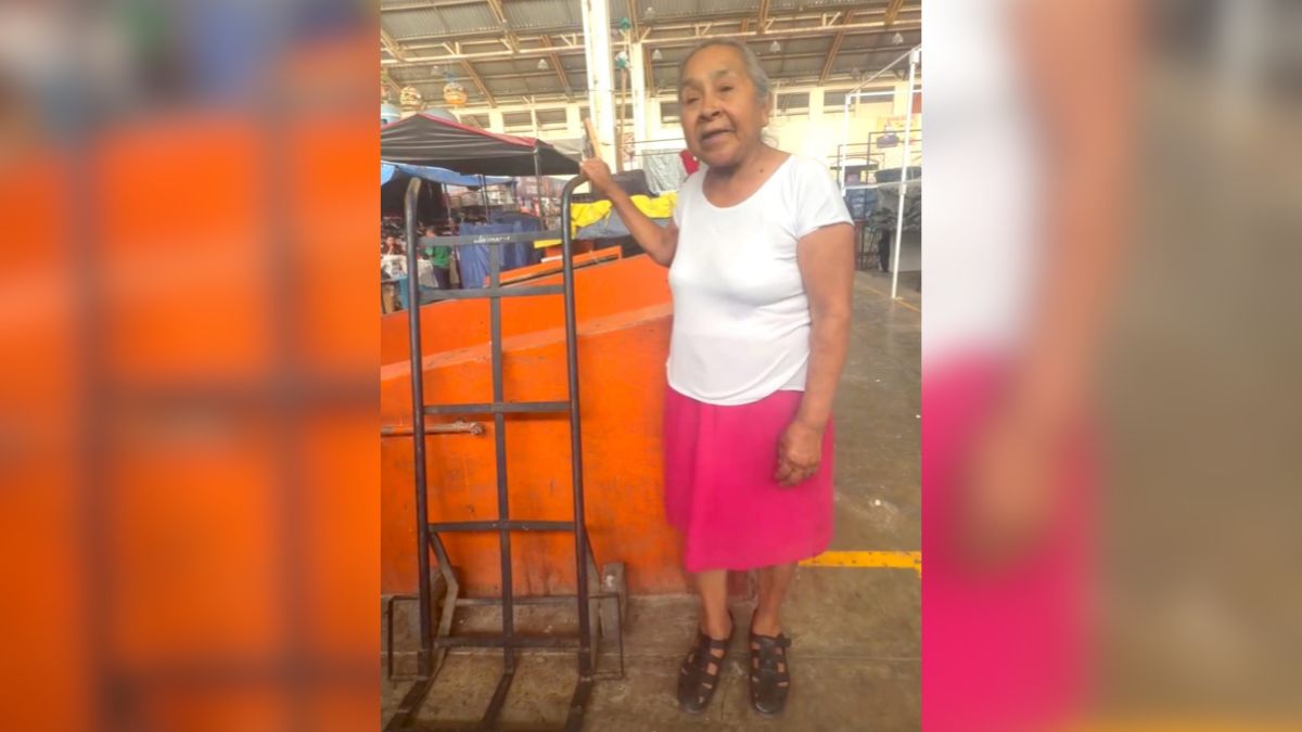 Señora de la tercera edad recupera su diablito, luego de que un ladrón se lo había qitado.