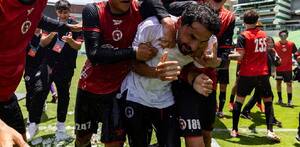 Luis Ernesto Michel, entrenador de Xolos Sub-19, festejando el campeonato del Clausura 2026 en Torreón.