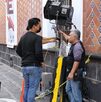Personas grabando escenas de una película en las calles de Puebla.