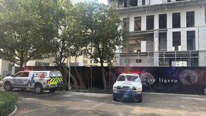 Al menos siete trabajadores resultaron heridos tras caer un elevador desde el quinto piso de una obra en la zona de Punto Central, en San Pedro.