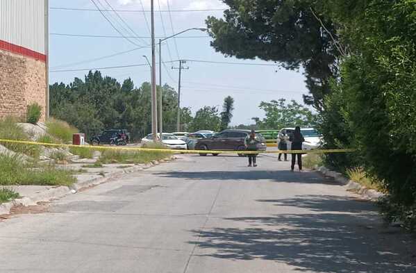 Un empleado municipal de Saltillo localizó el cuerpo sin vida y en avanzado estado de descomposición de un hombre debajo de un puente sobre un arroyo.
