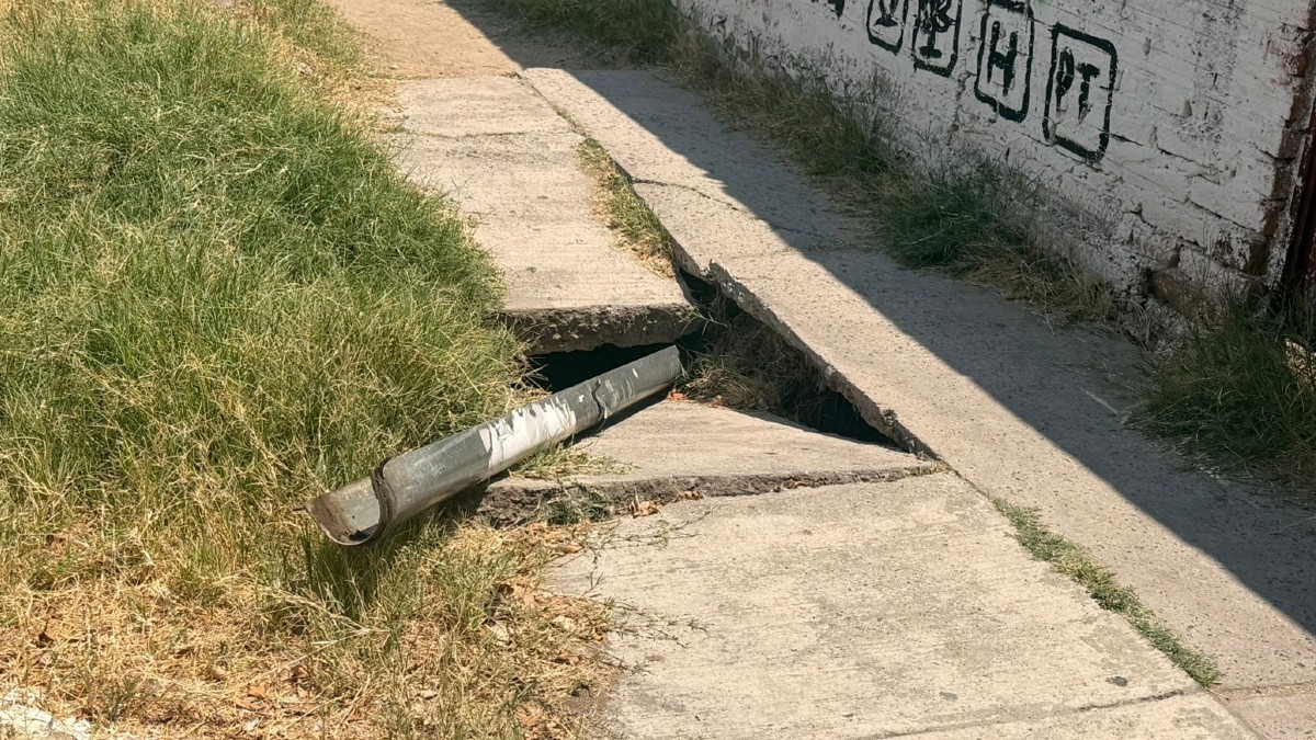 Banqueta destruida en Lomas de San Eugenio en Guadalajara