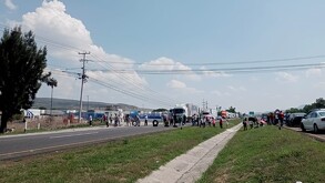 Un grupo de aproximadamente 50 habitantes de diversas comunidades pertenecientes a la delegación Santa Rosa Jáuregui bloqueó la carretera Federal 57.