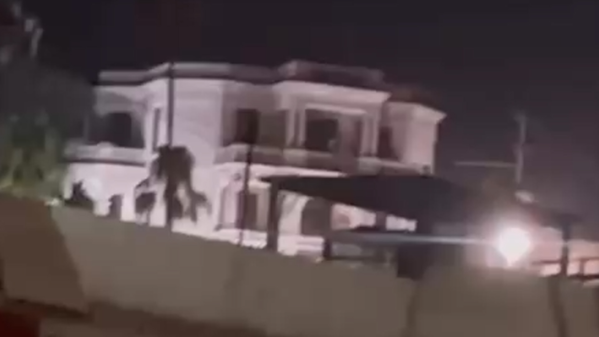 A través de un video fue captada una extraña figura blanca en uno de los balcones de la icónica Casa del Cerro de Torreón.