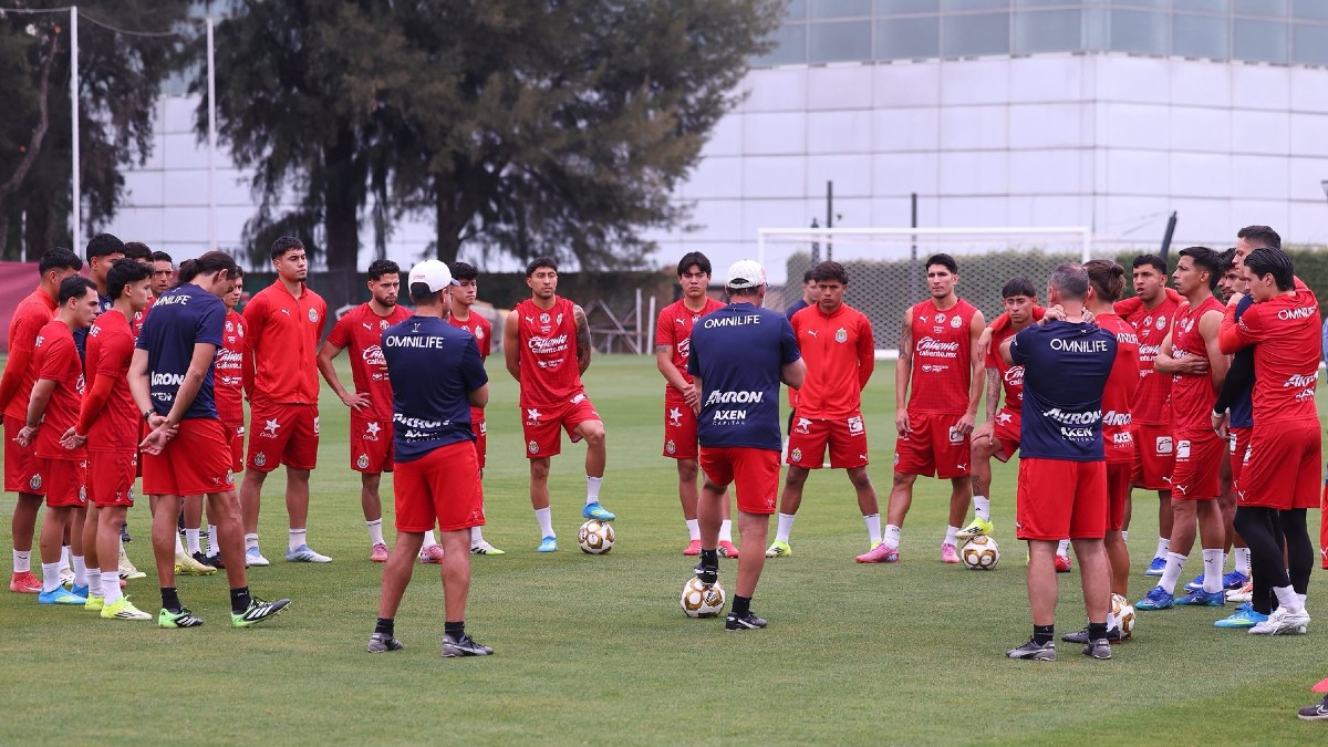 Gabriel Milito dando una charla con equipo de Chivas