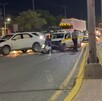Se observa un vehículo destruido y una patrulla y personas paradas en la vía pública.