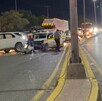 Se observa un vehículo destruido y una patrulla y personas paradas en la vía pública.